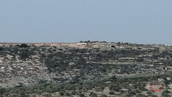 مستوطنون يجرفون أراضي المواطنين غرب سلفيت