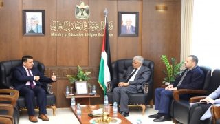 برهم يبحث مع سفير فلسطين في أستراليا تعزيز التعاون بين البلدين بمجال التعليم