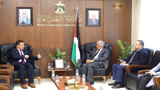 برهم يبحث مع سفير فلسطين في أستراليا تعزيز التعاون بين البلدين بمجال التعليم