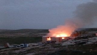 مستوطنون يحرقون مسكنا ويخربون ممتلكات المواطنين في مسافر يطا