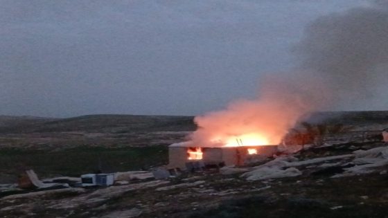 مستوطنون يحرقون مسكنا ويخربون ممتلكات المواطنين في مسافر يطا