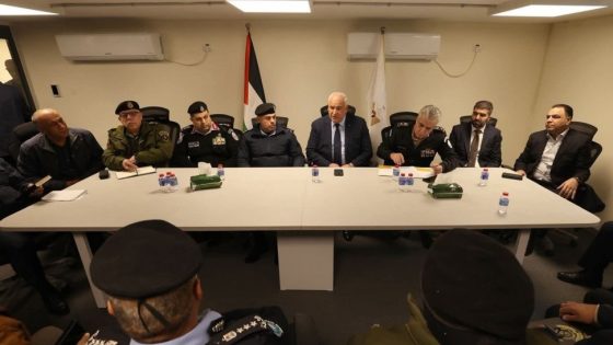 وزير الداخلية يترأس اجتماع اللجنة الإعلامية للاستجابة الطارئة بحضور قادة المؤسسة الأمنية