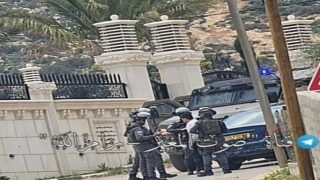 الاحتلال يحتجز فتى ويعتدي عليه بالضرب خلال اقتحام المغير