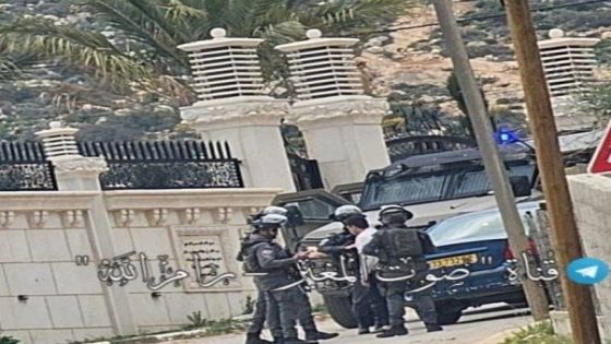 الاحتلال يحتجز فتى ويعتدي عليه بالضرب خلال اقتحام المغير