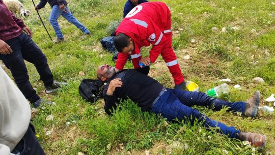 إصابة مواطن بالاختناق واعتداءات متزامنة للمستوطنين على رعاة الأغنام في مسافر يطا