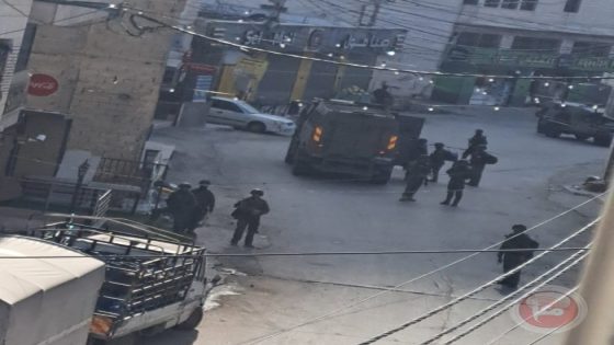 الاحتلال يقتحم يطا ويغلق مبنى البلدية ويحوّل منازل لثكنات عسكرية