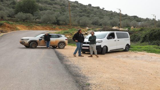 مستوطنون يعتدون على مزارعين ويستولون على معدات زراعية غرب سلفيت