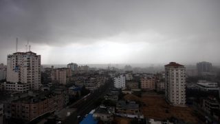 الطقس: تتأثر البلاد بمنخفض جوي وسقوط زخات من الأمطار