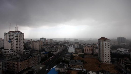 الطقس: تتأثر البلاد بمنخفض جوي وسقوط زخات من الأمطار
