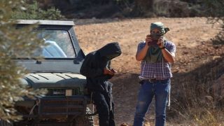 اعتقال مواطن ونجليه بعد اعتداء للمستوطنين وإغلاق مداخل مناطق شرق يطا