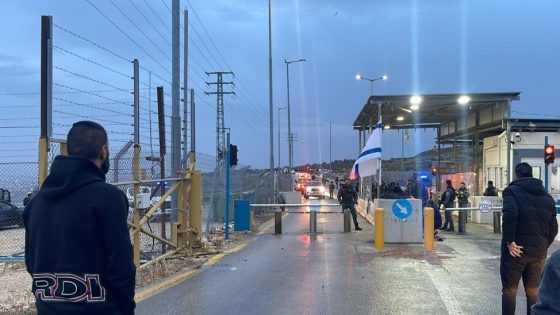 الاحتلال يصيب مواطنا بالرصاص ويعتدي على نجله عند حاجز بيت إكسا