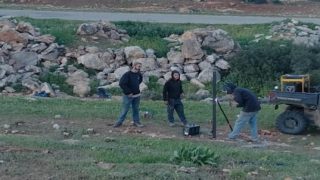 مستوطنون يسيّجون عشرات الدونمات من الأراضي الرعوية شرق طوباس