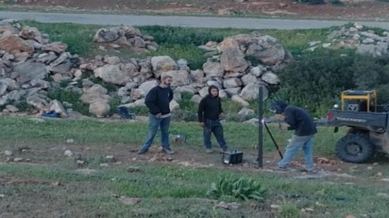 مستوطنون يسيّجون عشرات الدونمات من الأراضي الرعوية شرق طوباس