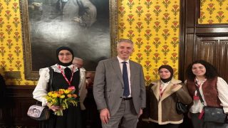 طلبة من كلية الطب في الجامعة العربية الأمريكية يلتحقون ببرنامج تدريب سريري في مستشفى كارديف ببريطانيا