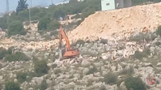 مستوطنون يواصلون أعمال التجريف ويضعون علم الاحتلال غرب سلفيت