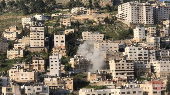 شاهد- الاحتلال يفجر منزل عائلة الشهيد محمود العقاد في نابلس