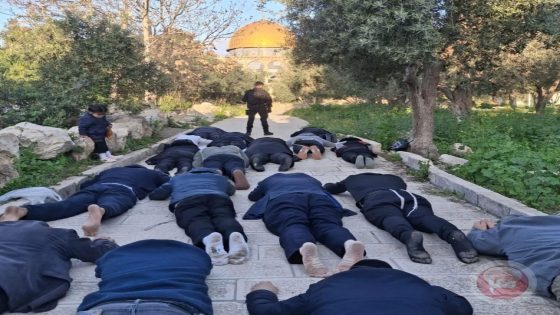 مستوطنون يؤدون “السجود الملحمي” خلال اقتحام باحات الاقصى