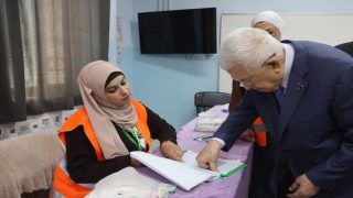 الرئيس يدلي بصوته في الانتخابات المحلية بمدينة البيرة