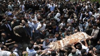 الخليل تودّع الفتى إبراهيم الخياط… تشييع حاشد وغضب بعد استشهاده برصاص الاحتلال