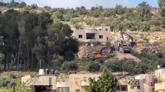 شاهد- الاحتلال يهدم منزلا في ترقوميا يأوي 10 أشخاص
