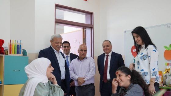 الهلال الأحمر يستقبل السفير المصري في فلسطين ويستعرض جهوده الريادية في مجال التأهيل