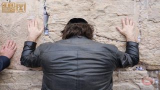 رئيس الأرجنتين في حائط البراق بحماية شرطة الاحتلال( صور)