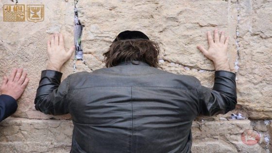 رئيس الأرجنتين في حائط البراق بحماية شرطة الاحتلال( صور)