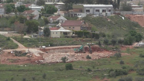 مستوطنون يهاجمون مواطنين ومنازل جنوب نابلس وينصبون خياما في جالود