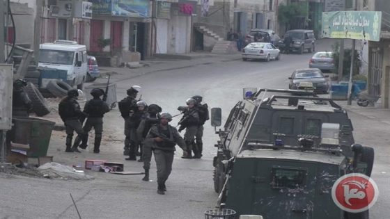 حملة مداهمات واعتقالات في بيت أمر طالت أكثر من 40 مواطنا