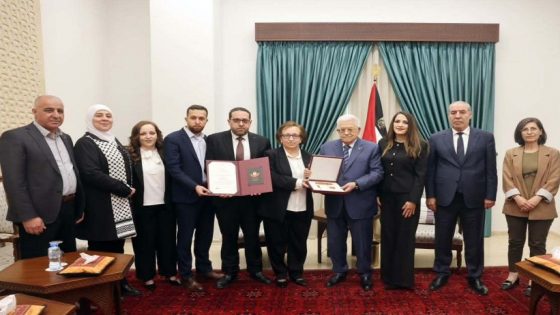 الرئيس يمنح القائد الوطني الراحل قدري أبو بكر نجمة الاستحقاق من وسام دولة فلسطين