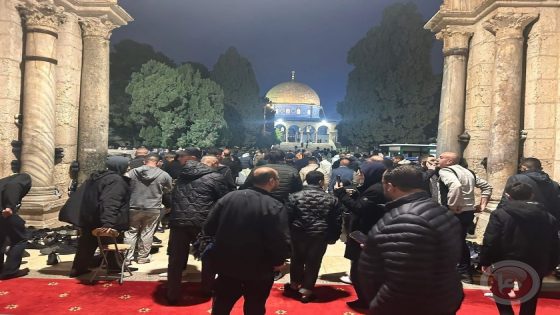 بعد 40 يوما من الإغلاق: آلاف المصلين يؤدون الفجر بـ”الاقصى” وسط إجراءات مشددة (صور)