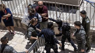 الاحتلال يزيل العلم الفلسطيني عن زي الكشافة في القدس خلال “سبت النور”