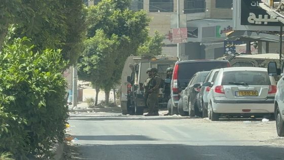 محافظة القدس: اقتحامات مستمرة واعتقالات ومداهمات عنيفة شمال المدينة