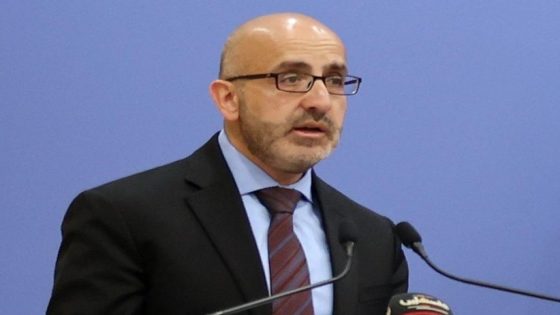وزير المالية: تواصل تقديم الخدمات الأساسية وجزء من رواتب الموظفين