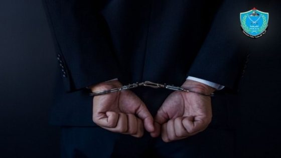 الشرطة : القبض على مشتبه به بترويج عملات مزيفة في جنين