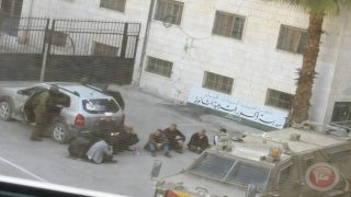 إغلاق الجمعية الخيرية الإسلامية في الخليل واعتقال رئيسها وموظفين بعد اقتحام استمر ساعات