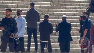 شاهد- “بن غفير” يقود اقتحام المستوطنين للأقصى ويؤدون صلوات تلمودية