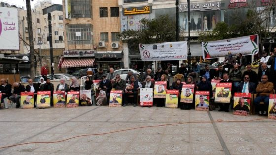 اعتصام اسنادي للمعتقلين في ساحة مركز البيرة الثقافي