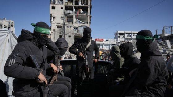 تقرير: حماس تتمسك بسلاحها والاحتلال يجهز خططا لعودة القتال في غزة