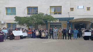 قلقيلية: وقفة احتجاجية رافضة لاغلاق قسمي الباطني والنسائية في مشفى الوكالة