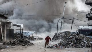 قصف مدفعي ونسف منازل وراء الخط الأصفر بغزة وجباليا