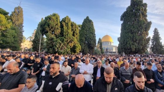 رغم تضييقات الاحتلال… 140 ألف مصلٍ يؤدون صلاة عيد الأضحى في الأقصى (صور)