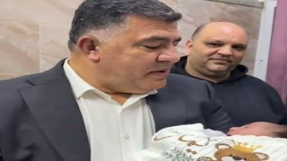محافظ نابلس يحمل طفل شهيد نايف سمارة ويؤكد: “رسالة حياة رغم الألم”
