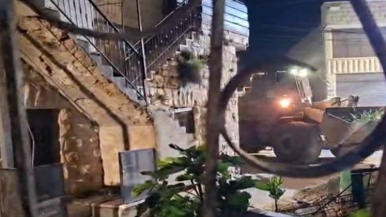 شاهد- الاحتلال يحاصر بلدة بيت أمر ويغلق كافة مداخلها بالسواتر الترابية