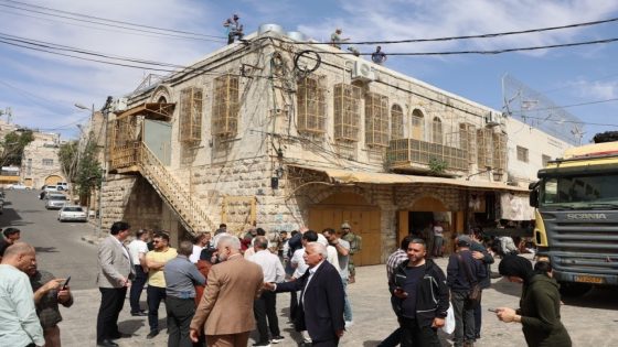 مجلس بلدي الخليل يستنكر أعمال بناء احتلالية فوق مبنى البلدية التاريخي في البلدة القديمة