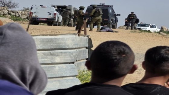 اعتداءات للمستوطنين في مسافر يطا تُسفر عن إصابات واعتقالات وسط حماية من قوات الاحتلال
