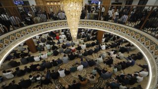 وسط حضور مئات المصلين.. إقامة أول صلاة لعيد الأضحى في مسجد الحسين بن علي بالخليل بعد إعادة بنائه الحديث