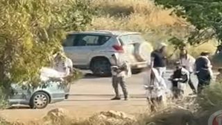 شاهد- مستوطنون يؤدون طقوسا تلمودية عند مدخل سنجل