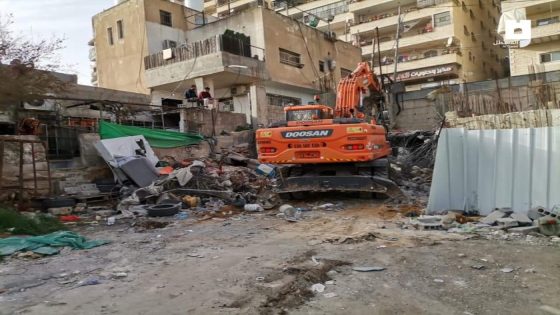 الاحتلال يجبر مواطنا على هدم منزله في مخيم شعفاط شمال القدس