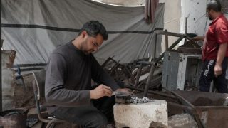 فرن بدائي يعيد الحياة الى سوق قطع غيار السيارات بغزة